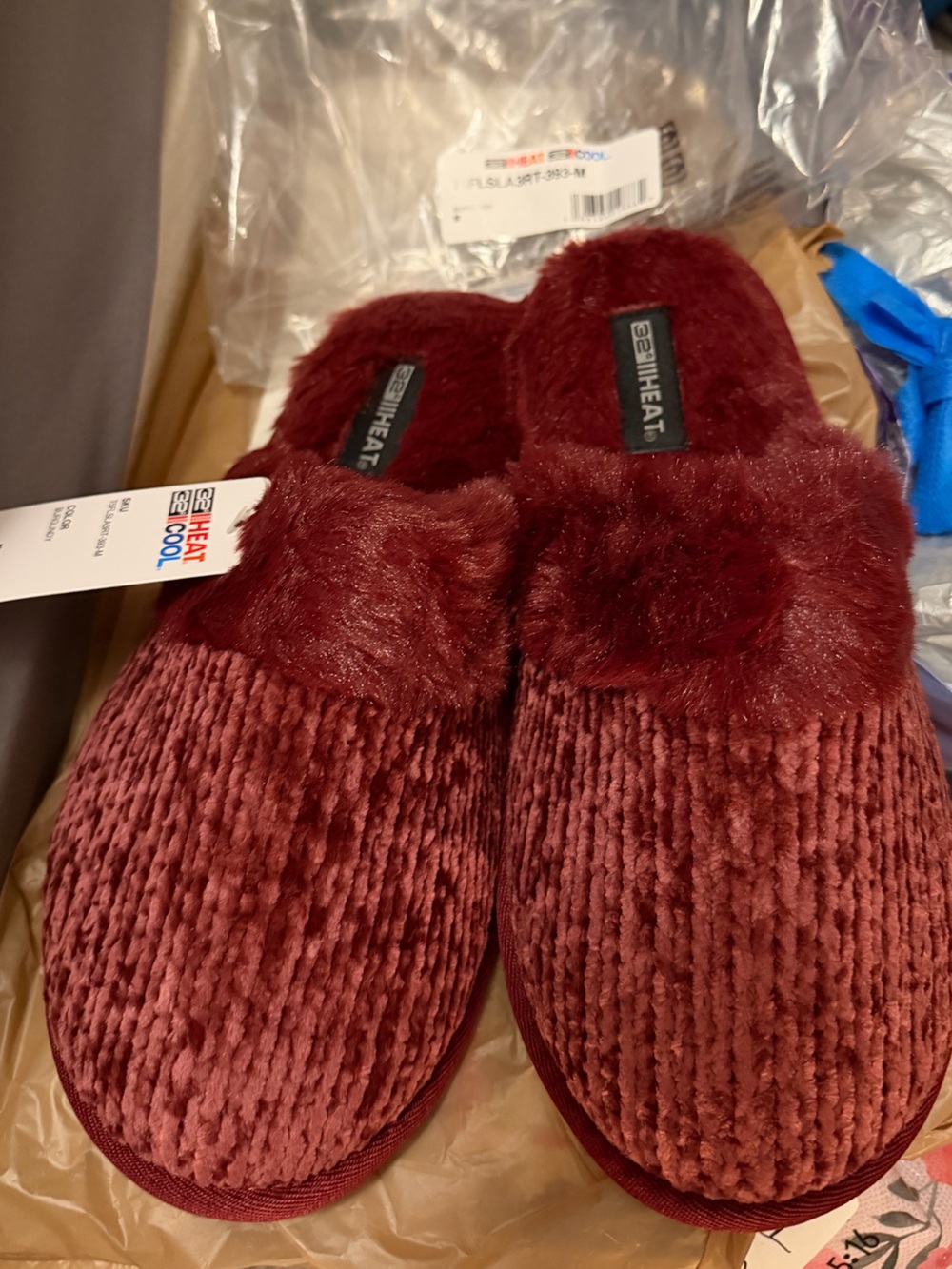 NWT 32 Degrees Heat Women's Chenille
Slippers Burg./Maroon Size M (7-8) $15